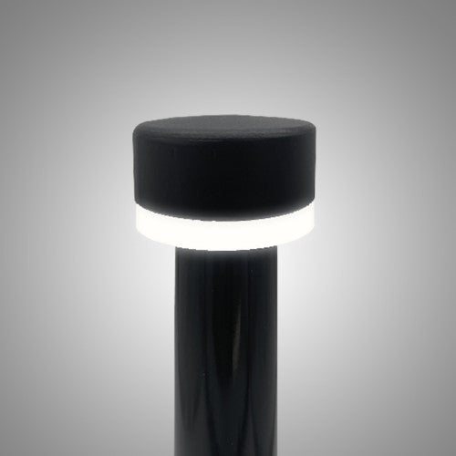 schwarz weiß Bild einer runden leuchtenden LED Leuchte vor schwarzem Hintergrund