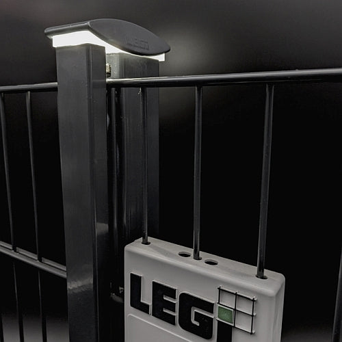 Aussteller - Zaunbeleuchtung an LEGI Zaun montiert - Bild schwarzweiss