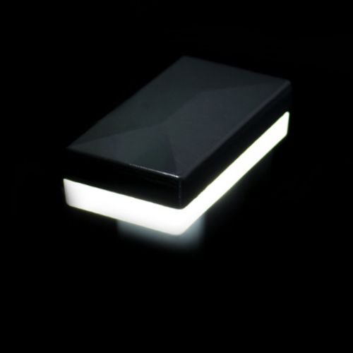 Zaunbeleuchtung mit ueberstand leuchtend schwarzer Hintergrund