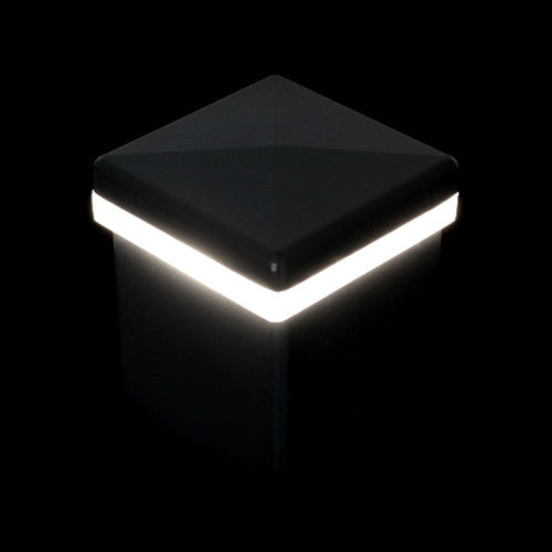 schwarz weißes Produktfoto einer leuchtenden ZQUARE 80 vor schwarzem Hintergrund