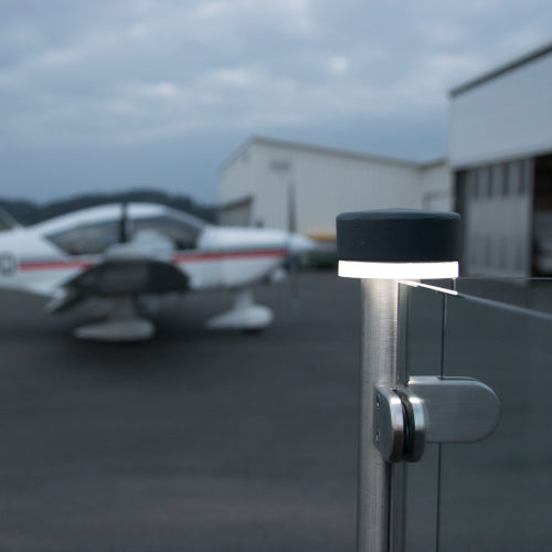 leuchtende ZQUARE Round vor einem Flugzeug