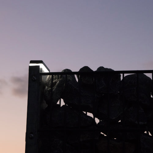 Gabione mit Beleuchtung in der Dämmerung